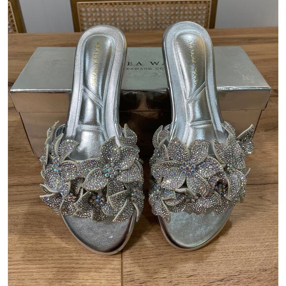 Azalea Wang Women's Estelle Paislee Flower Slide Sandals Silver Size 7 NIB - Picture 3 of 14